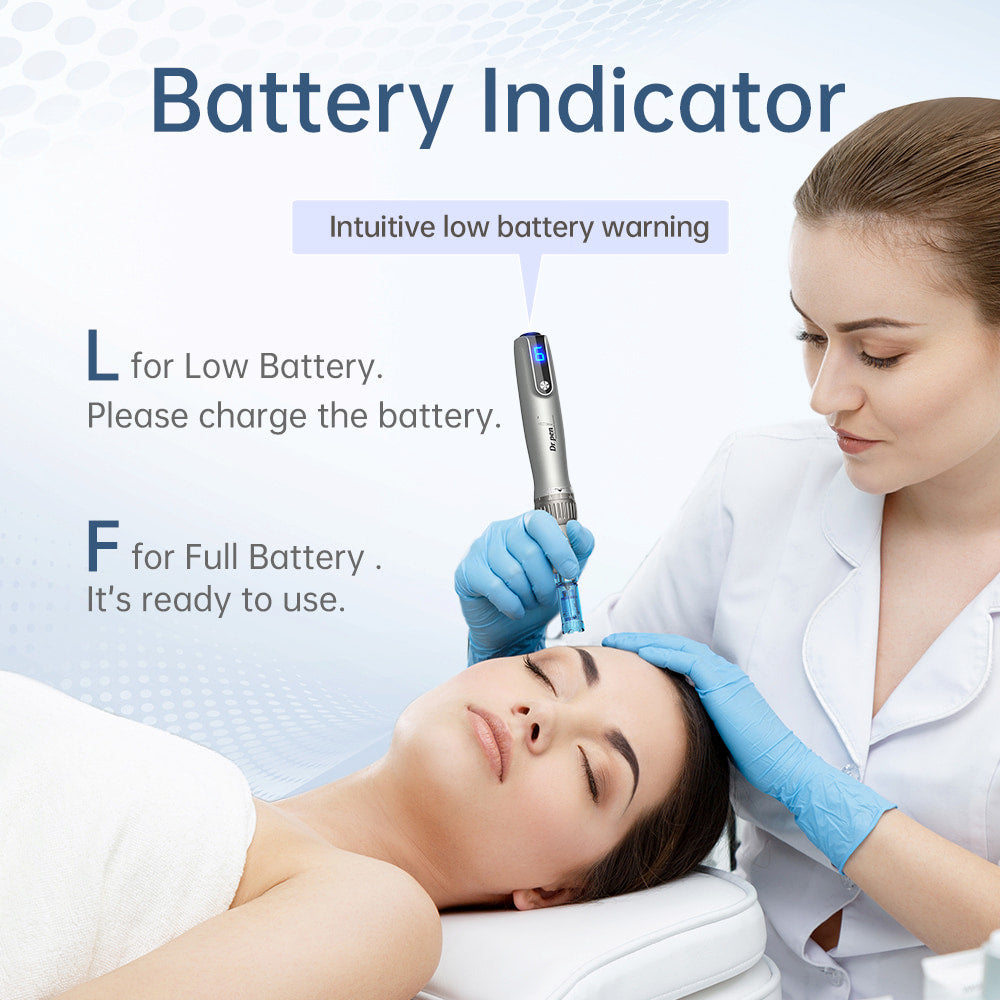 Dr. Pen M8S microneedling-Stift mit klarer Batterieanzeige, verwendet von einem Behandler bei professionellen Hautbehandlungen in einer Klinikumgebung.