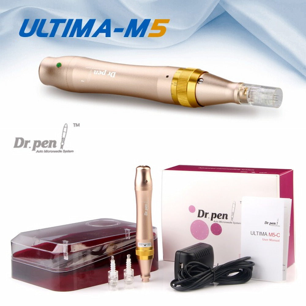 Dr. Pen Ultima M5 microneedling-Stift in Gold mit zugehörigem Zubehör, einschließlich Nadelpatrone, Schutzetui, Netzadapter und Bedienungsanleitung. Der obere Teil des Bildes zeigt den Stift in Nahaufnahme und den Text „ULTIMA-M5“.