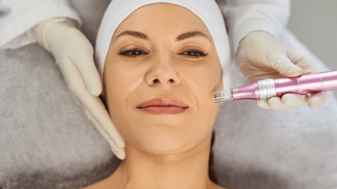 Dr. Pen används vid microneedling i ansiktet – behandling som kan irritera huden om den görs fel.