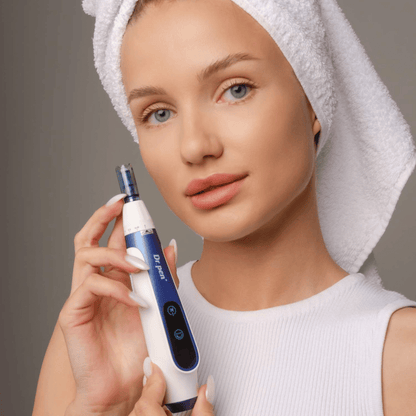 Frau mit Handtuch um den Kopf hält Dr. Pen A11 microneedling-Stift – professionelles Hautpflegegerät für glattere und festere Haut.