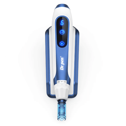 Nahaufnahme von Dr. Pen A11 im blauen und weißen Design mit beleuchteten digitalen Tasten und Nadelpatrone. Fortschrittlicher microneedling-Stift für professionelle Hautverjüngung und Serumaufnahme.