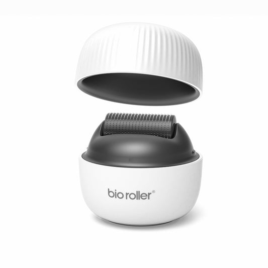 Bio Roller G4 microneedling-Rolle mit Schutzkappe geöffnet, zeigt den Nadelkopf, der für Hautverjüngung und verbesserte Produktaufnahme verwendet wird.