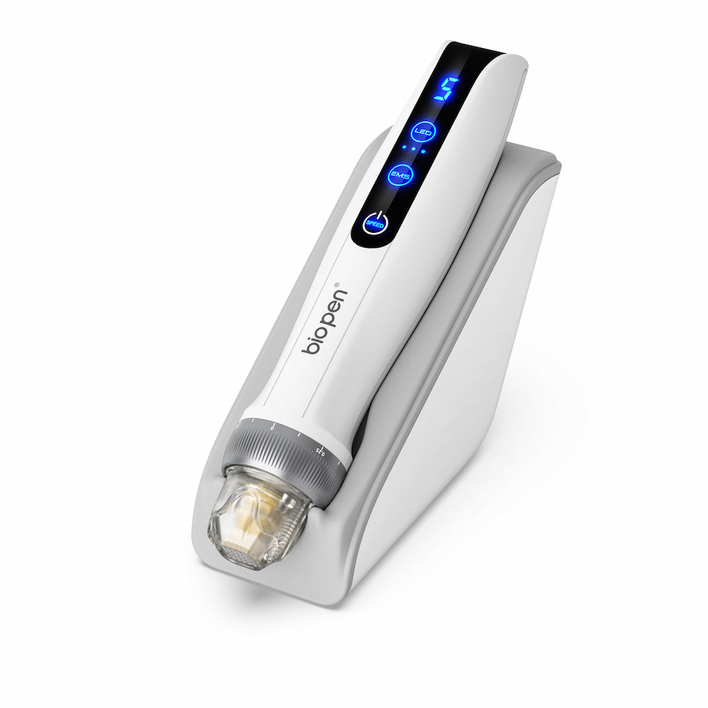 Weiße BioPen Q2 microneedling-Stift auf einem weißen Ständer platziert, mit blauem digitalem LED-Display und transparentem Nadelmodul.