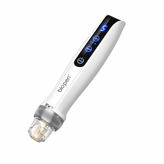 Weiße BioPen Q2 microneedling-Stift mit digitalem LED-Display, Funktionstasten und transparenter Nadelmodul.
