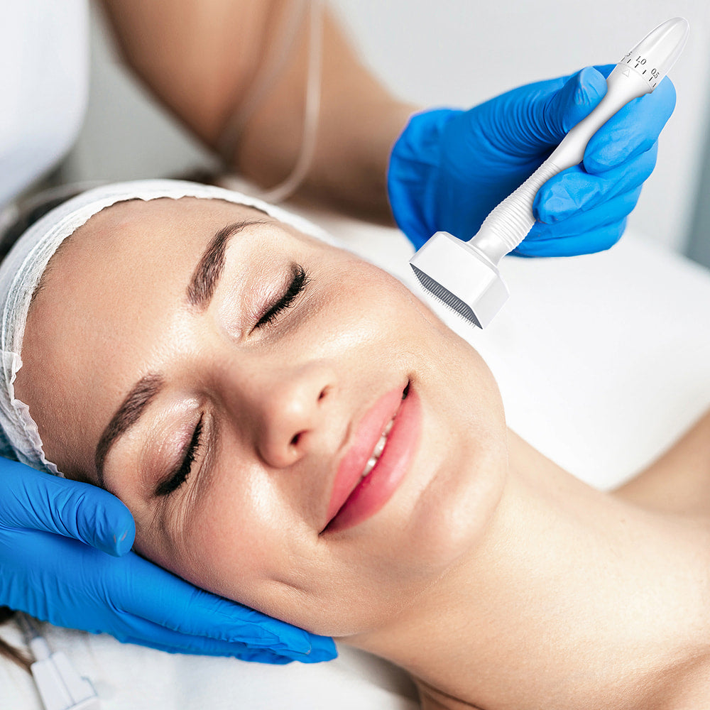Professionelle Microneedling-Behandlung mit Dermastamp DRS 140A auf dem Gesicht eines Kunden für Hautverjüngung und verbesserte Hautstruktur.
