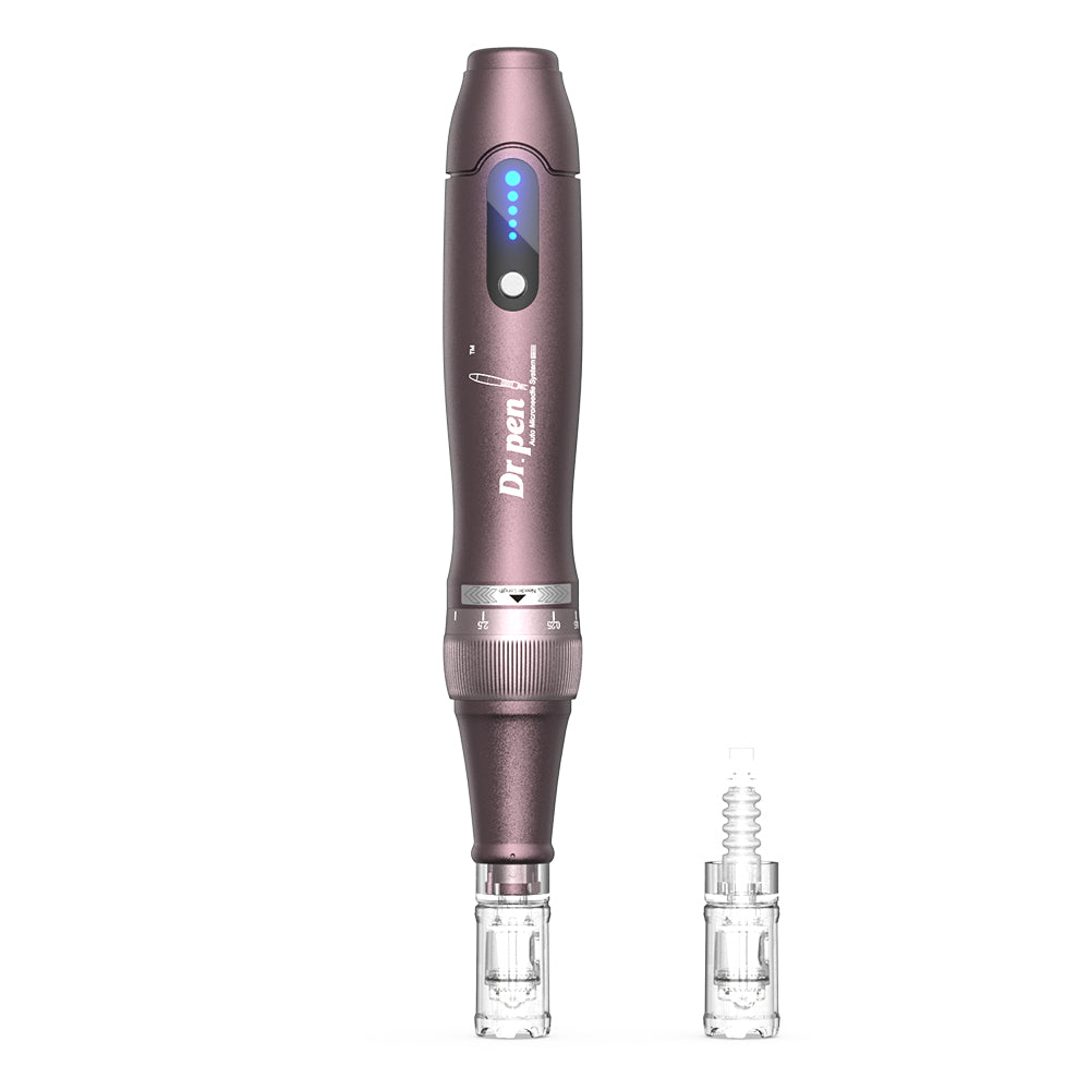 Dr. Pen A10 microneedling Stift in Lila mit montiertem Nadelkopf und einem zusätzlichen Nadelkopf daneben für professionelle Hautbehandlung.