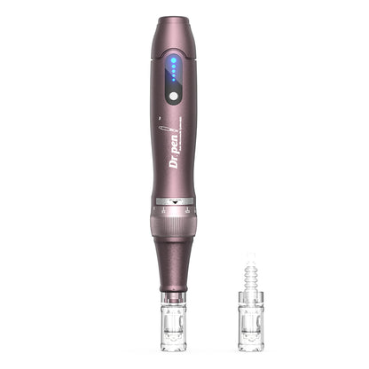 Dr. Pen A10 microneedling Stift in Lila mit montiertem Nadelkopf und einem zusätzlichen Nadelkopf daneben für professionelle Hautbehandlung.