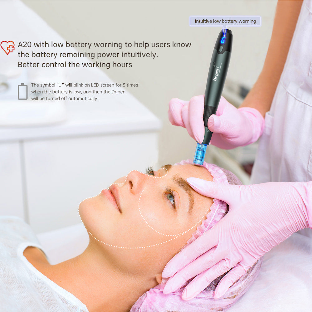 Hauttherapeut führt microneedling mit Dr. Pen A20 auf der Stirn eines Kunden durch, mit angezeigter niedriger Batteriewarnung und markierten Behandlungsbereichen für professionelle Gesichtsbehandlung.