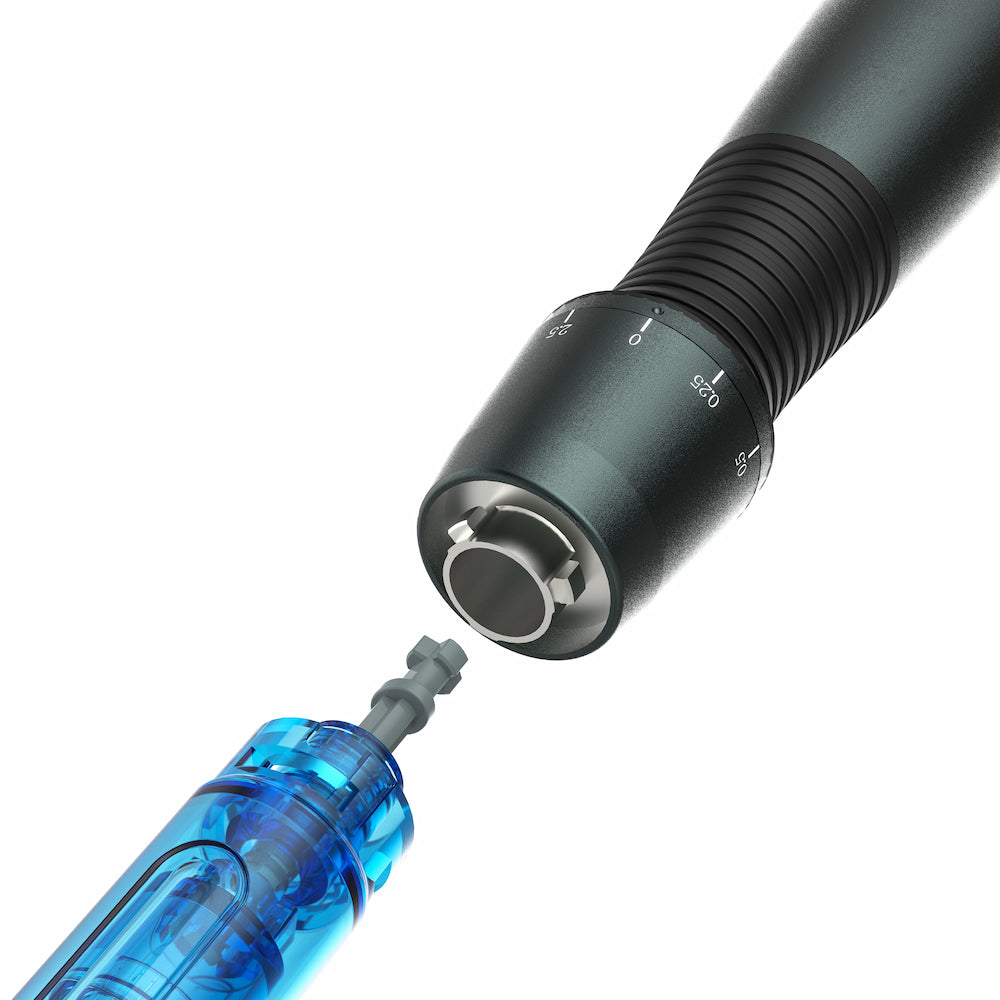 Nahaufnahme von Dr. Pen A20 microneedling-Stift, bei dem eine blaue Nadelpatrone angeschlossen wird, zeigt die einfache Installation von austauschbaren Nadelmodulen für professionelle Hautbehandlung.