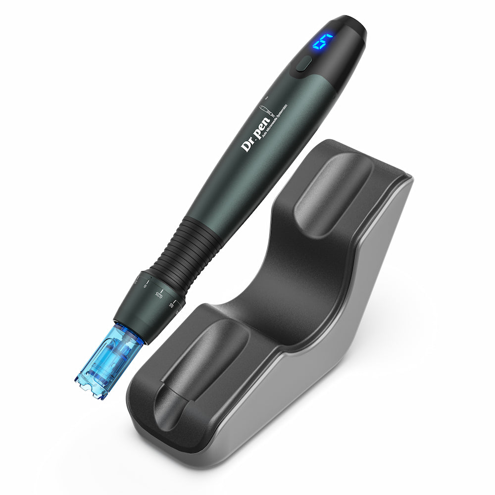 Dr. Pen A20 microneedling-Stift in seiner ergonomischen Ladestation platziert, fortschrittliches Werkzeug für Kollagenstimulation und professionelle Hautbehandlung zu Hause oder im Salon.