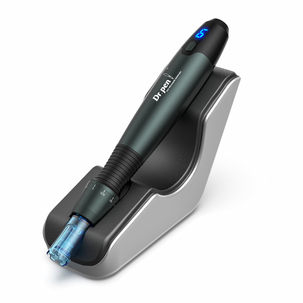 Dr. Pen A20 microneedling-Stift in seiner Ladestation platziert, professionelles Werkzeug für Hautverjüngung, Kollagenstimulation und fortschrittliche Mikronadelbehandlung.