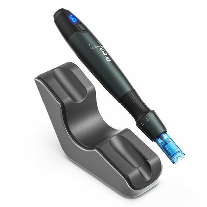 Dr. Pen A20 microneedling-Stift gegen seine ergonomische Ladestation gelehnt, fortschrittliche Nadelbehandlung für Hauterneuerung und Kollagenstimulation.