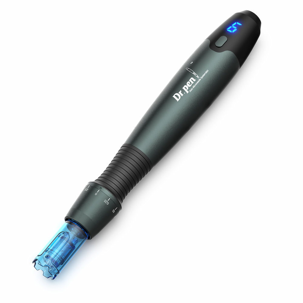 Dr. Pen A20 microneedling-Stift mit blauem Nadelkopf, digitalem Display und einstellbarer Nadeleintauchtiefe für fortschrittliche Hautverjüngung und Kollagenstimulation.