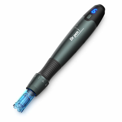 Dr. Pen A20 microneedling-Stift mit blauem Nadelkopf, digitalem Display und einstellbarer Nadeleintauchtiefe für fortschrittliche Hautverjüngung und Kollagenstimulation.