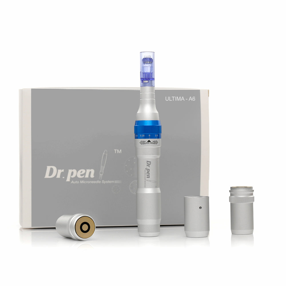 Dr. Pen A6 Mikronadelstift in Silber mit blauer Nadelpatrone, gezeigt zusammen mit austauschbaren Batterieteilen und Originalverpackung.