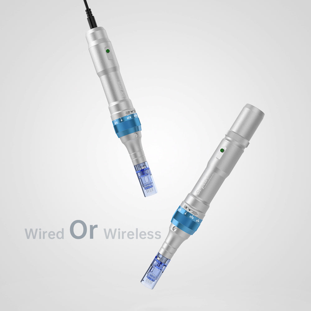 Vergleich zwischen Dr. Pen A6 in kabelgebundener und kabelloser Version, beide mit blauer Nadelpatrone für professionelle Mikronadelung.