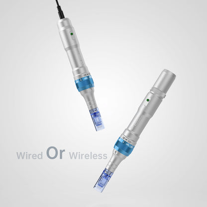 Vergleich zwischen Dr. Pen A6 in kabelgebundener und kabelloser Version, beide mit blauer Nadelpatrone für professionelle Mikronadelung.