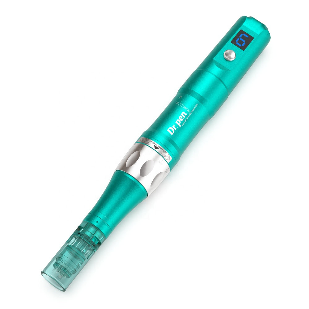 Dr. Pen A6S Mikronadelstift in türkiser Farbe mit digitaler Anzeige und montiertem Nadelkopf für professionelle Hautbehandlung.