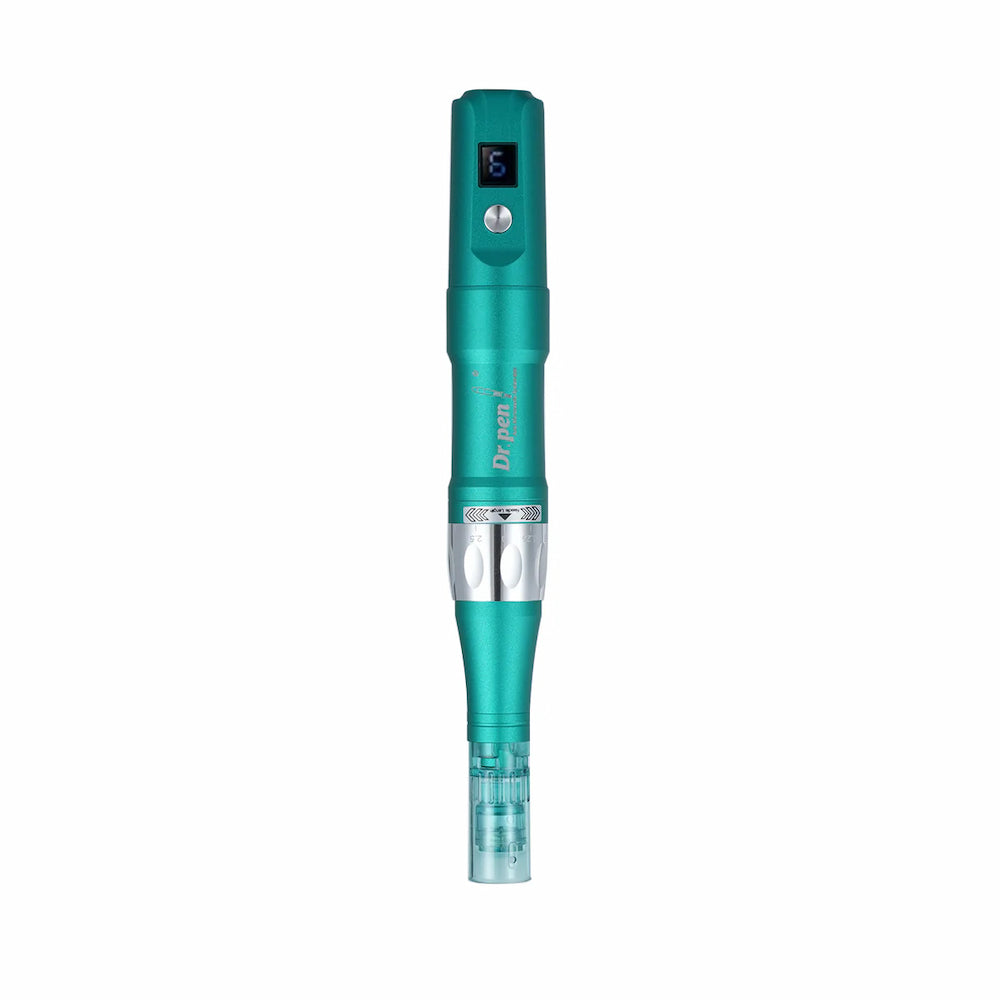 Dr. Pen A6S Mikronadelstift in türkiser Farbe von vorne gesehen mit blauer Nadelpatrone und digitaler Anzeige für professionelle Hautbehandlung.