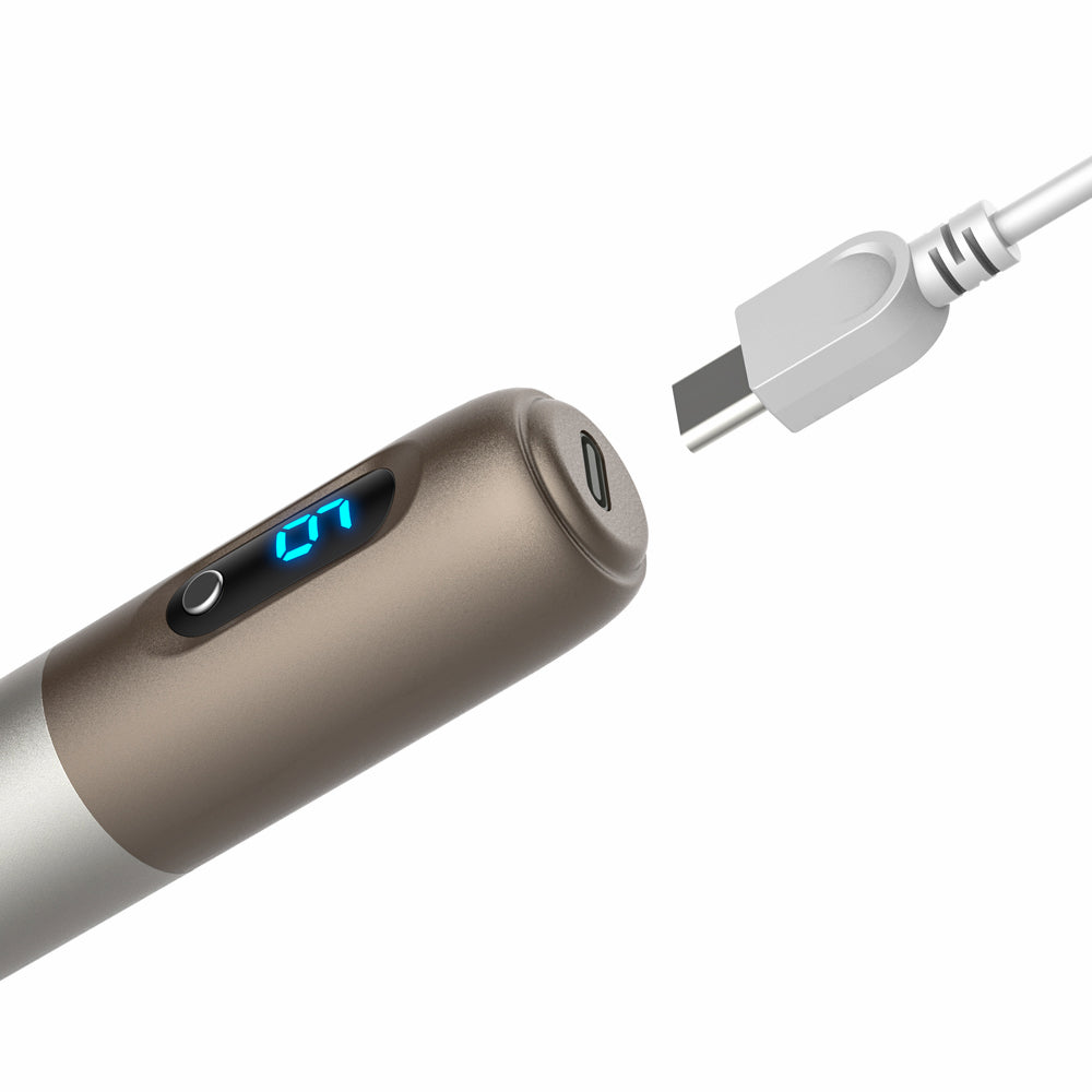 Nahaufnahme des Dr. Pen H3 microneedling-Stifts mit USB-C-Ladeanschluss und digitaler LED-Anzeige, bereit für schnelles und einfaches Aufladen.