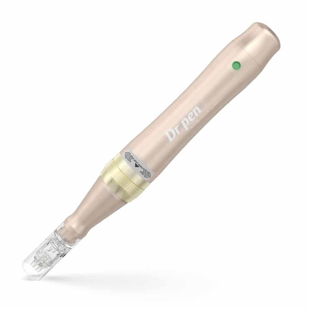 Dr. Pen M5 Mikronadelstift in Roségold mit montierter Nadelpatrone, professioneller microneedling-Stift zur Hautverjüngung.