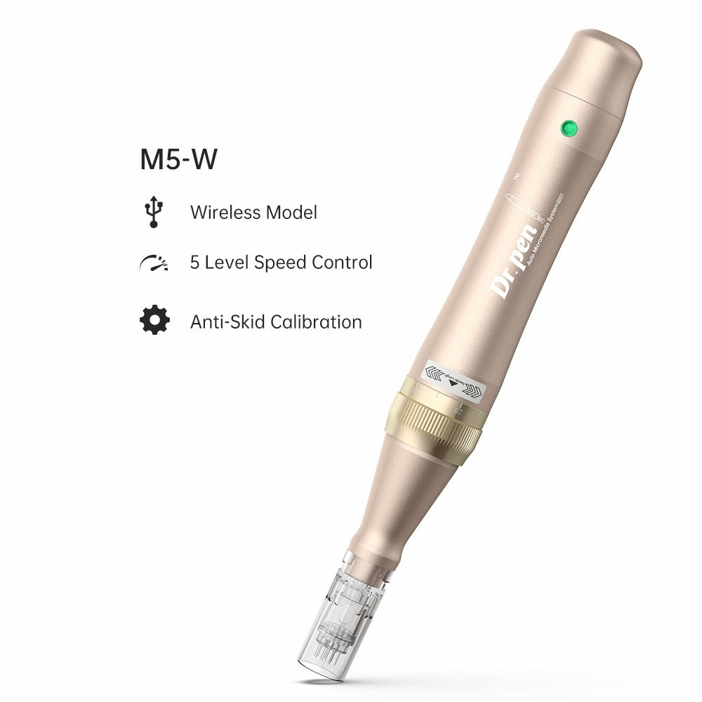 Produktbild von Dr. Pen M5-W kabellose microneedling-Stift in Gold mit montiertem Nadelmodul. Links wird Text mit Funktionen angezeigt: Wireless Model, 5 Level Speed Control und Anti-Skid Calibration.
