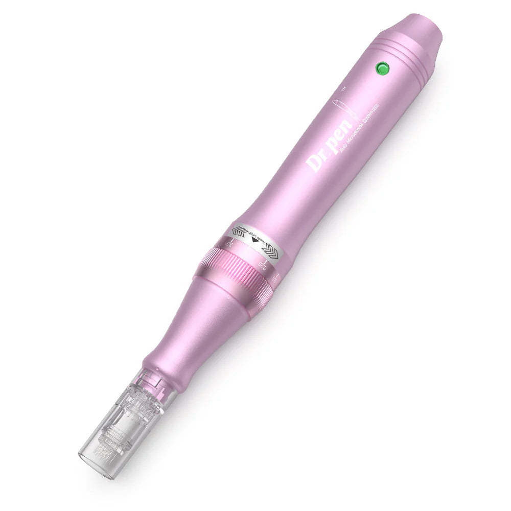 Dr. Pen M7 microneedling-Stift in Rosa mit montierter Nadelpatrone, professionelles Mikronadelgerät zur Hautverjüngung.