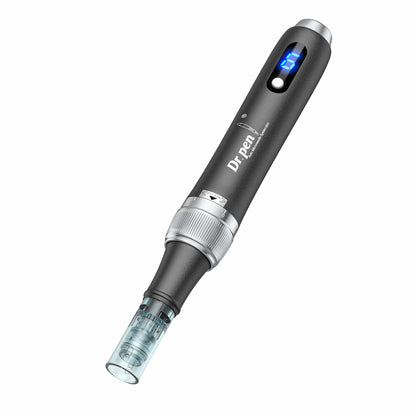 Dr. Pen M7S microneedling dermapen in schwarzer Ausführung mit blauem Digitaldisplay und montiertem Nadelkopf