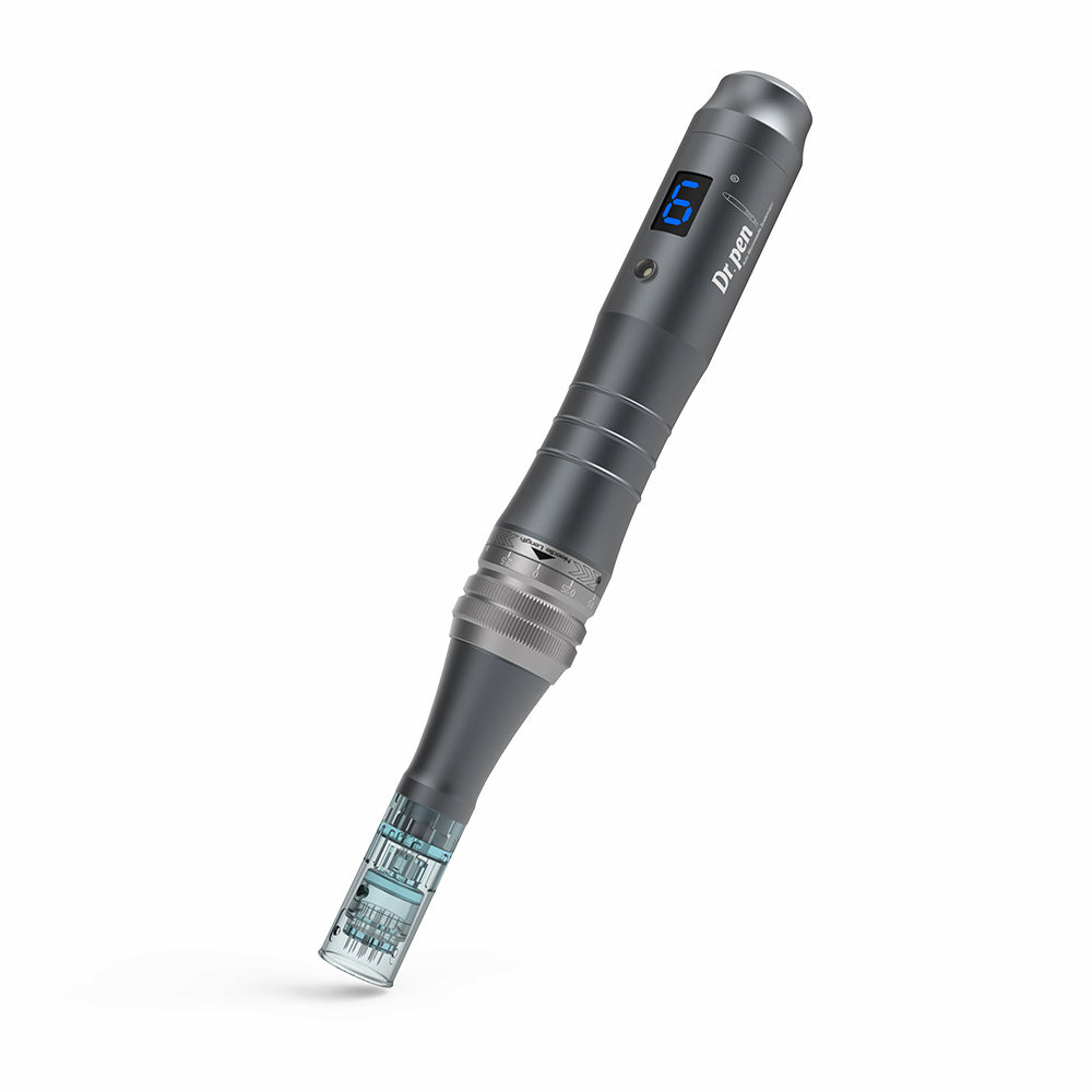 Dr. Pen M8 microneedling-Stift in grauer Ausführung mit blauem Digitaldisplay und montiertem Nadelkopf für professionelle Hautbehandlung.
