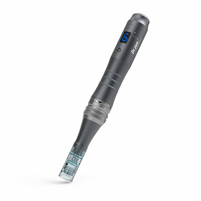 Dr. Pen M8 microneedling-Stift in grauer Ausführung mit blauem Digitaldisplay und montiertem Nadelkopf für professionelle Hautbehandlung.