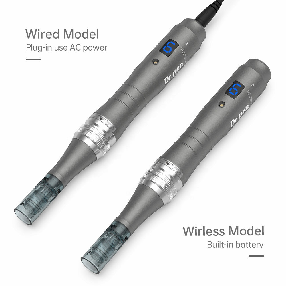 Vergleich zwischen Dr. Pen M8 Kabelmodell mit Kabel und dem kabellosen Modell mit eingebautem Akku, beide mit montiertem Nadelkopf.