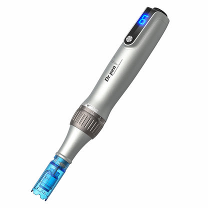 Dr. Pen M8S microneedling-Stift mit LED-Display, einstellbarer Nadeltiefe und montierter Nadelpatrone für professionelle Hautbehandlungen.
