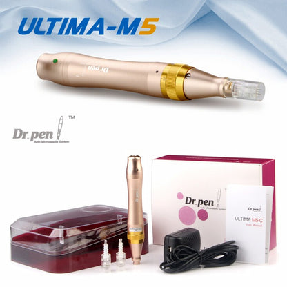 Dr. Pen Ultima M5 microneedling-Stift in Gold mit zugehörigem Zubehör, einschließlich Nadelpatrone, Schutzetui, Netzadapter und Bedienungsanleitung. Der obere Teil des Bildes zeigt den Stift in Nahaufnahme und den Text „ULTIMA-M5“.