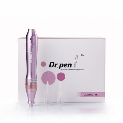 Rosa Dr. Pen Ultima M7 microneedling-Stift steht vor einer weißen Produktverpackung, zusammen mit zwei transparenten Nadelköpfen.