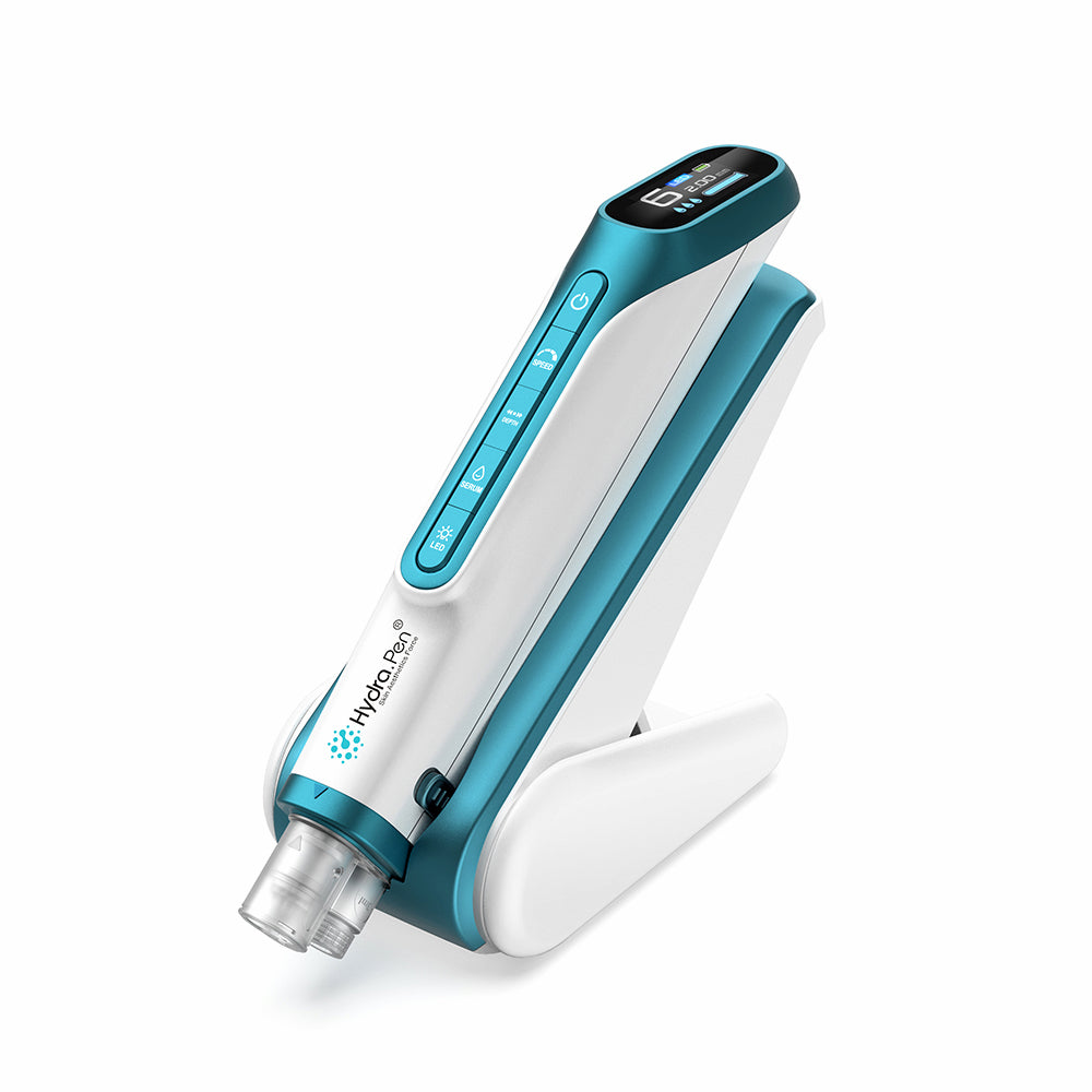Hydra Pen H6 Mikroneedling-Werkzeug auf seiner Ladestation, entwickelt für Hydra-Infusion, verbesserte Serumabsorption und professionelle Hautpflege zu Hause.