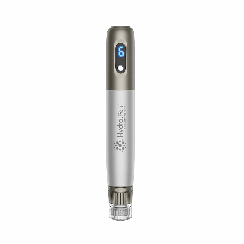 HydraPen h3 microneedling-Stift in Vorderansicht mit digitalem LED-Display – professionelles Werkzeug zur Hautverjüngung und Seruminfusion.