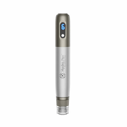 HydraPen h3 microneedling-Stift in Vorderansicht mit digitalem LED-Display – professionelles Werkzeug zur Hautverjüngung und Seruminfusion.