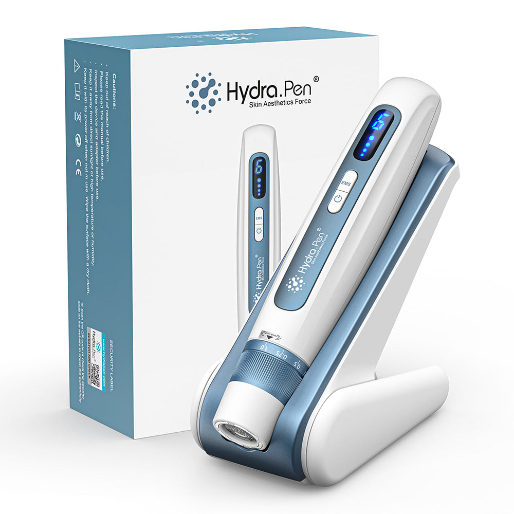 HydraPen H5 microneedling-Stift im weißen und blauen Design platziert in seiner Ladestation neben der Originalverpackung, für professionelle Hautpflege und Seruminfusion.
