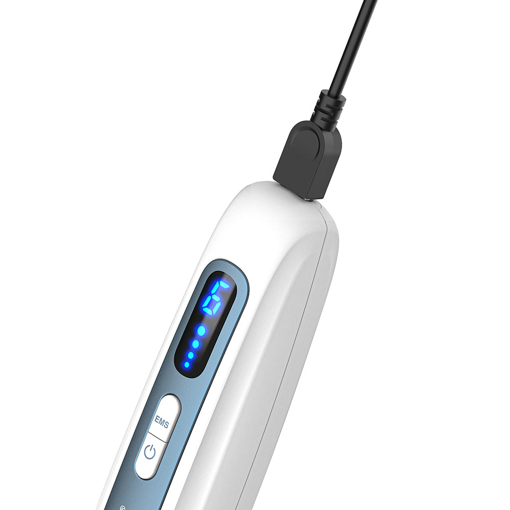HydraPen H5 microneedling-Stift, der über USB-Kabel geladen wird, mit klarer blauer digitaler Geschwindigkeitsanzeige und Steuerungstasten.