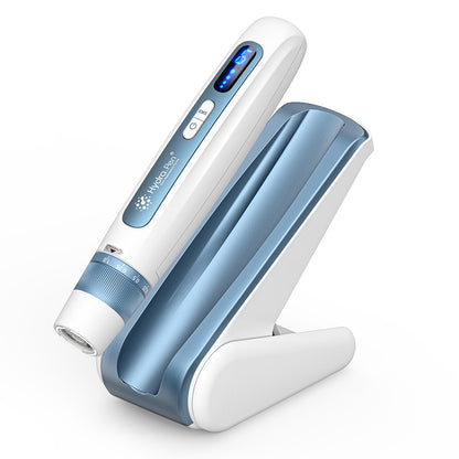 HydraPen H5 weiße und blaue microneedling-Stift platziert in seiner Ladestation, fortschrittliches Mikronadelgerät für effektive Seruminfusion und Hautverjüngung.