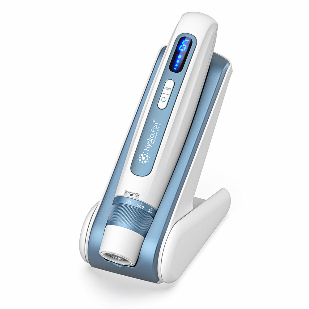 HydraPen H5 weiße und blaue microneedling-Stift stehend in seiner Ladestation, fortschrittliches Mikronadelgerät für Seruminfusion und Hautbehandlung.