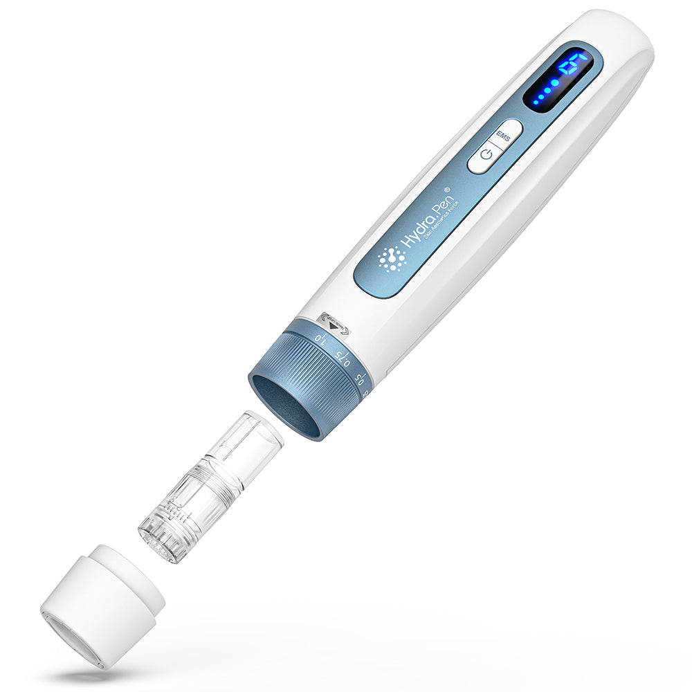 HydraPen H5 weiße und blaue microneedling-Stift mit abnehmbarer Nadelpatrone und Schutzkappe, zeigt einfache Montage für Seruminfusion und Hautbehandlung.