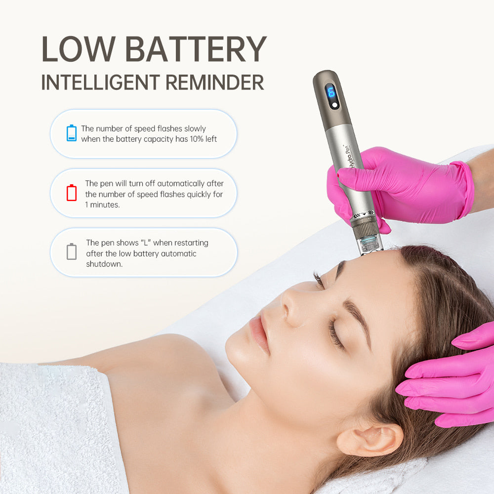 HydraPen h3 microneedling-Stift zeigt niedrigen Batteriestand an, während ein Therapeut eine Gesichtsbehandlung durchführt – intelligente Batteriewarnung mit automatischer Abschaltfunktion.