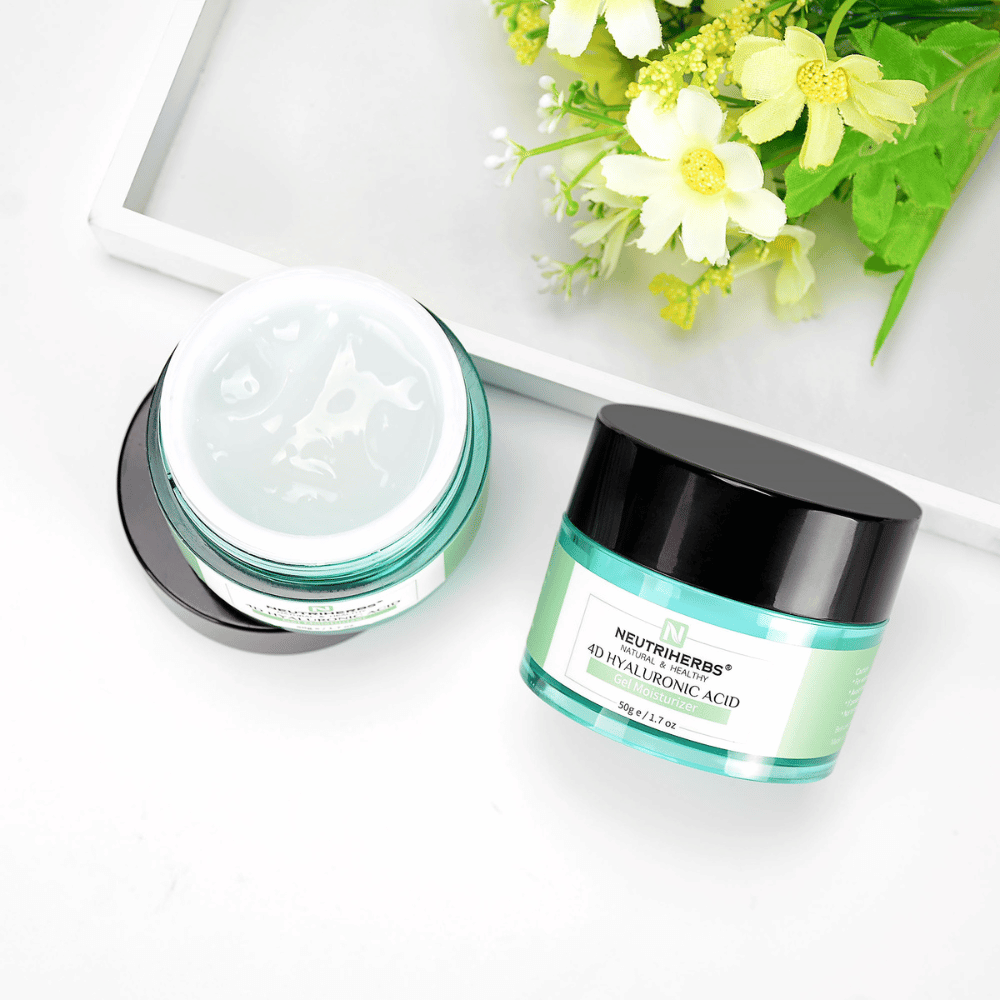 Geöffneter und geschlossener Tiegel von Neutriherbs 4D Hyaluronic Acid Gel Moisturizer 50 g. Das Bild zeigt die leichte, frische Konsistenz der Gelcreme, die schnell einzieht und intensiv Feuchtigkeit spendet, ohne sich auf der Haut klebrig oder fettig anzufühlen.