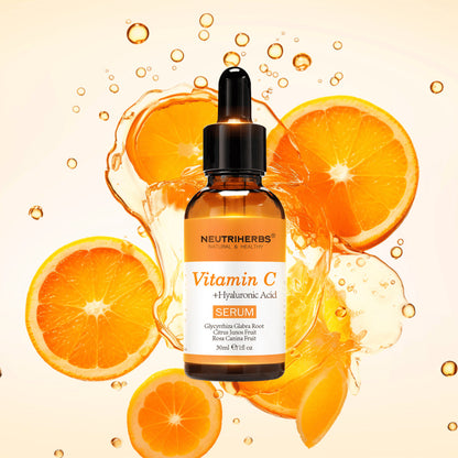 Neutriherbs Vitamin C + Hyaluronic Acid Serum 30 ml mit Orangenscheiben und Spritzern von Zitrussaft. Produktbild, das den Gehalt des Serums an Vitamin C und Hyaluronsäure für intensive Feuchtigkeitsversorgung, mehr Ausstrahlung und einen gleichmäßigeren Hautton hervorhebt.