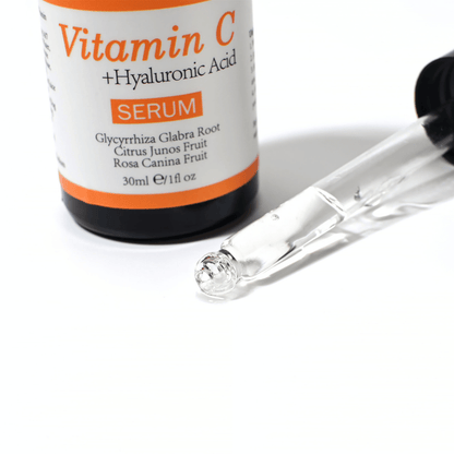Nahaufnahme von Pipette und Flasche mit Neutriherbs Vitamin C + Hyaluronic Acid Serum 30 ml. Die leichte Serumtextur zieht schnell ein und versorgt die Haut mit Feuchtigkeit, während sie gleichzeitig zu mehr Ausstrahlung und einem gleichmäßigeren Hautton beiträgt.